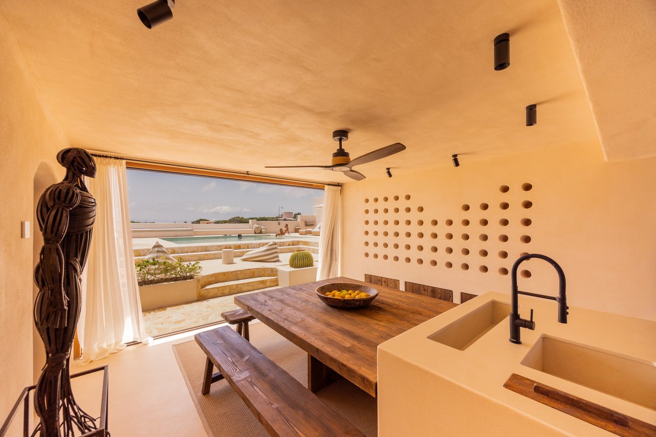 La cocina de Can Roque abierta a la terraza y al mar