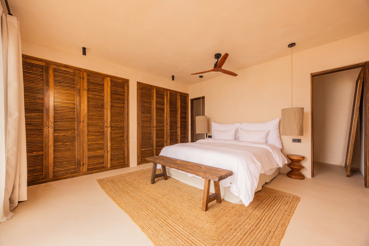 Habitación 01: cama king, armarios de lamas de madera y alfombra