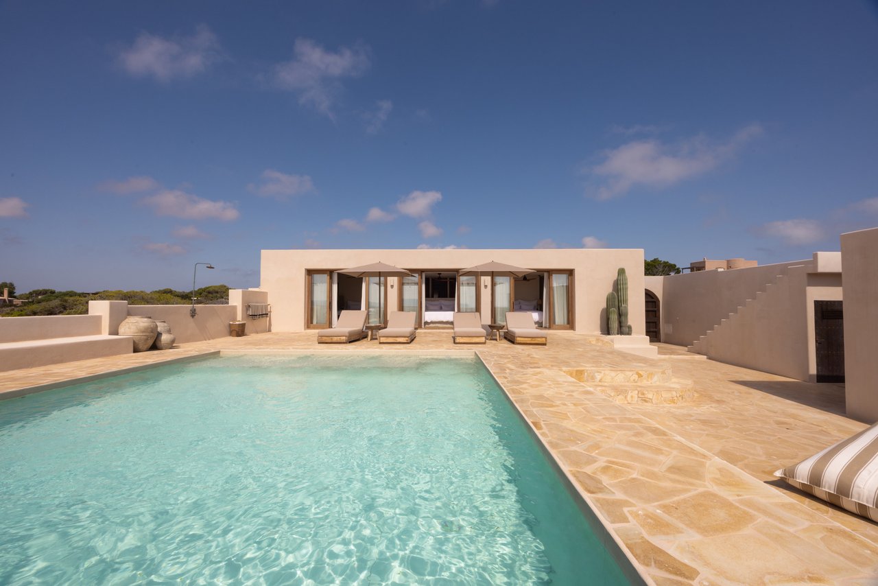 La piscina de Can Roque frente al Mediterráneo